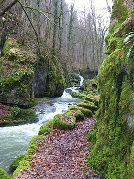 Höhlen, Felsen und Wasser