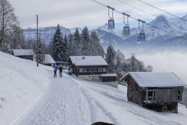 Beatenberg et les Alpes bernoises enneigées