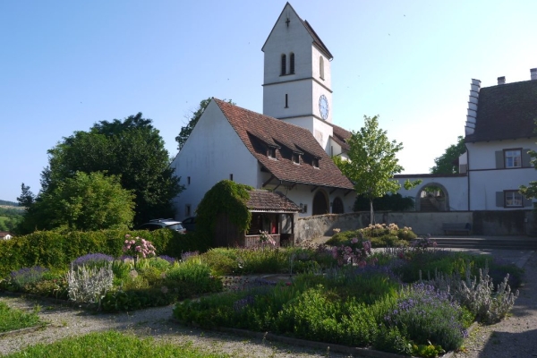 Dorfbrunnen, Kirchenfresken und viel Aussicht
