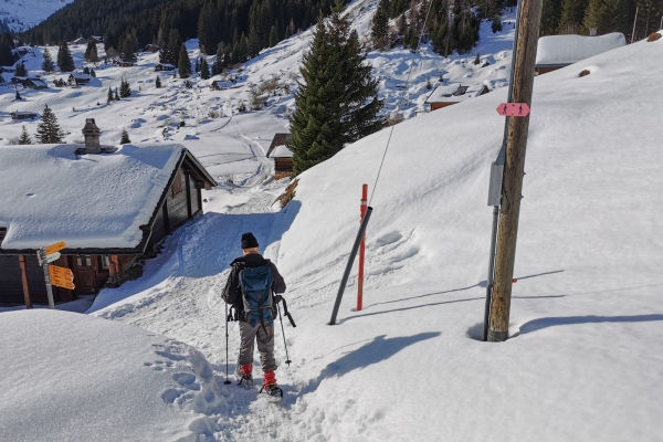 En raquettes au-dessus de la vallée de la Reuss