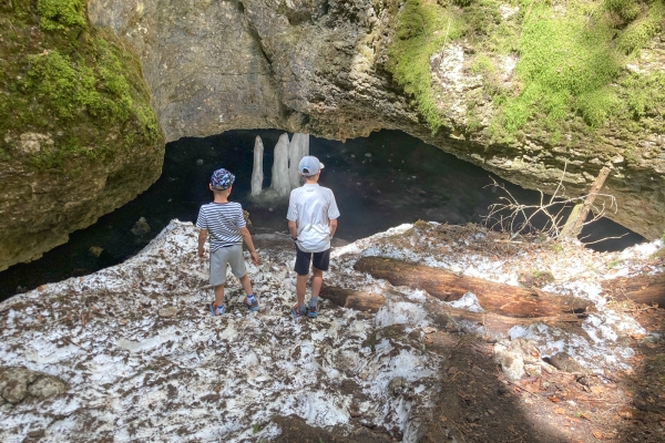 Coole Höhle im Val de Travers