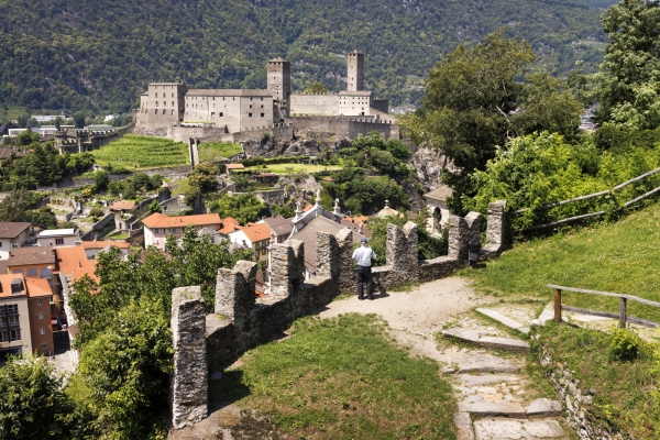 Tre castelli ticinesi e un villaggio fantasma