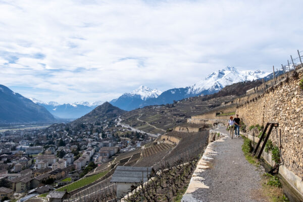 Le long du bisse de Clavau près de Sion