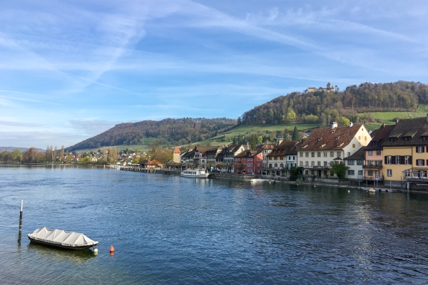 Wandern mit Weitsicht hoch über dem Rhein