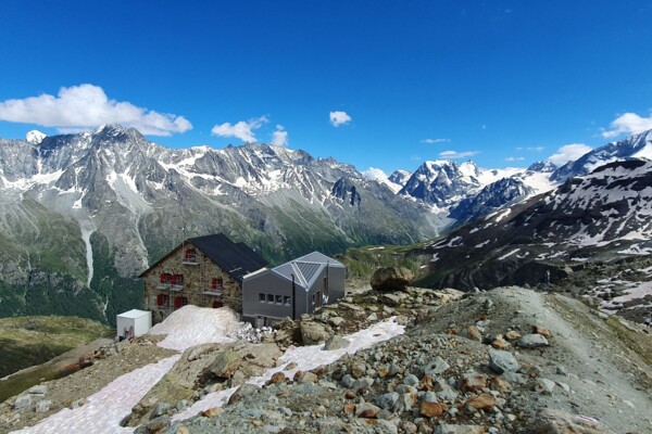 Cabane des Aiguilles Rouges d'Arolla 2829m