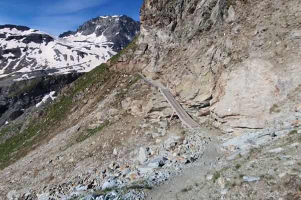 Cabane des Aiguilles Rouges d'Arolla 2829m