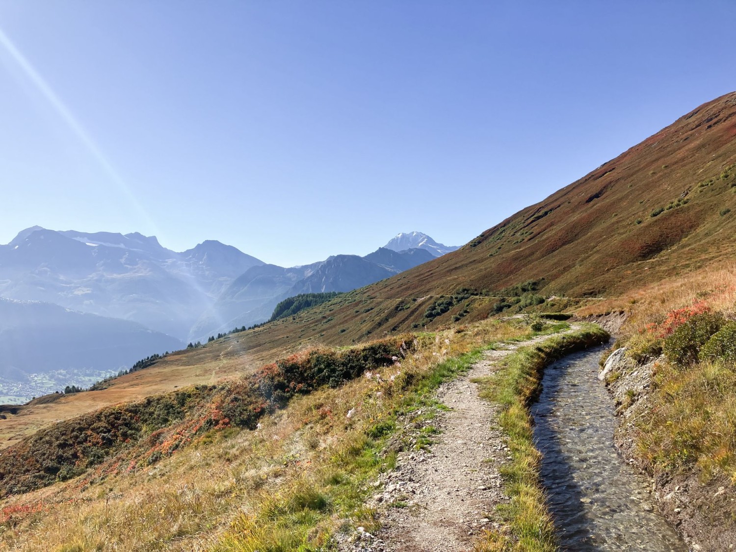 Der Wanderweg verläuft gemütlich und aussichtsreich der Nessjeri-Suone entlang.