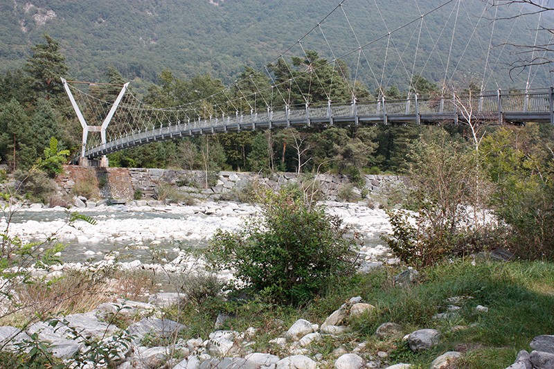 Hängebrücke über die Maggia bei Aurigeno. Bild: Anne-Sophie Scholl