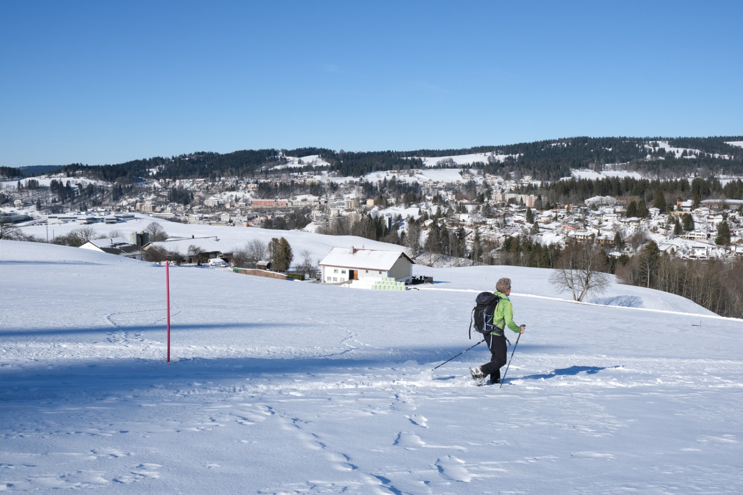 Kurz vor dem Ziel: über offene Felder führt der Trail in die Uhrenstadt Le Locle. Bild: Markus Ruff