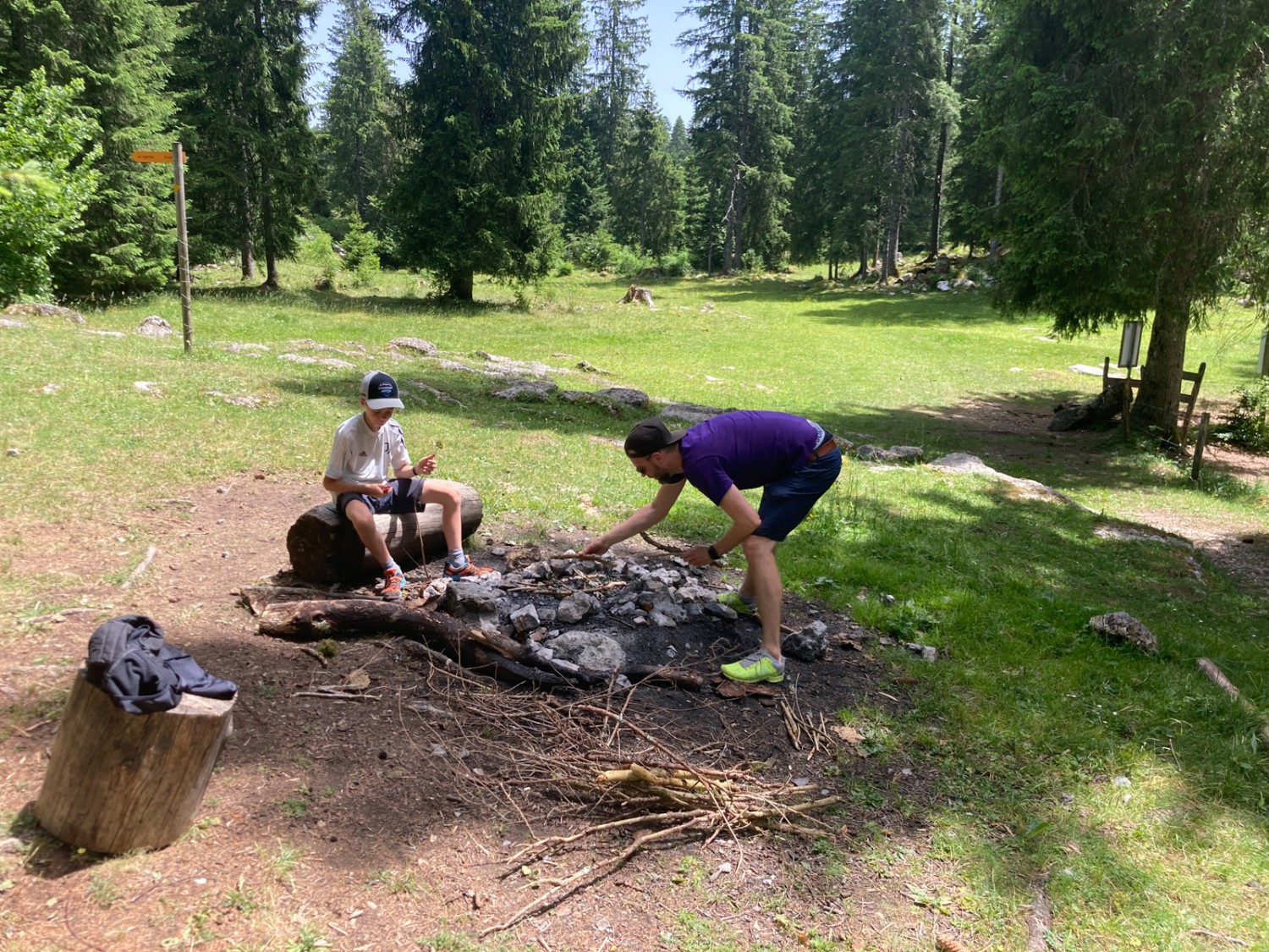 Gleich neben der Eishöhle hat es mehrere Feuerstellen. Bild: Anna Kocher