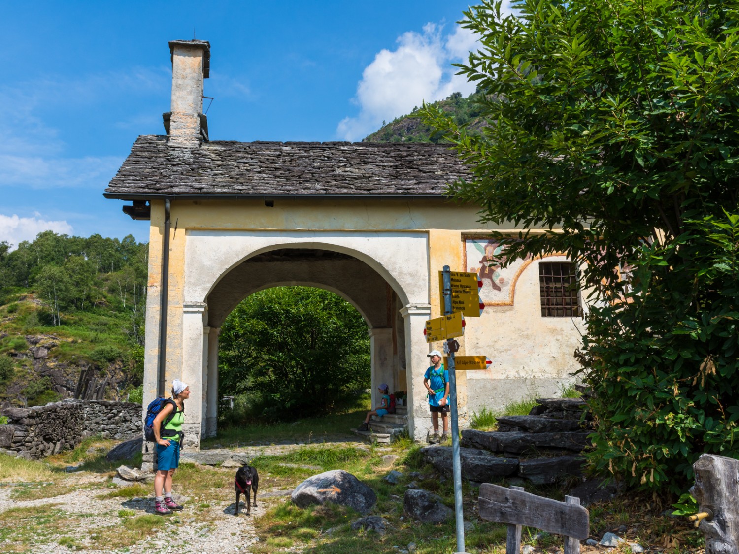 Bei der Capela de la Pioda verzweigt sich der Rundweg. Bild: Franz Ulrich