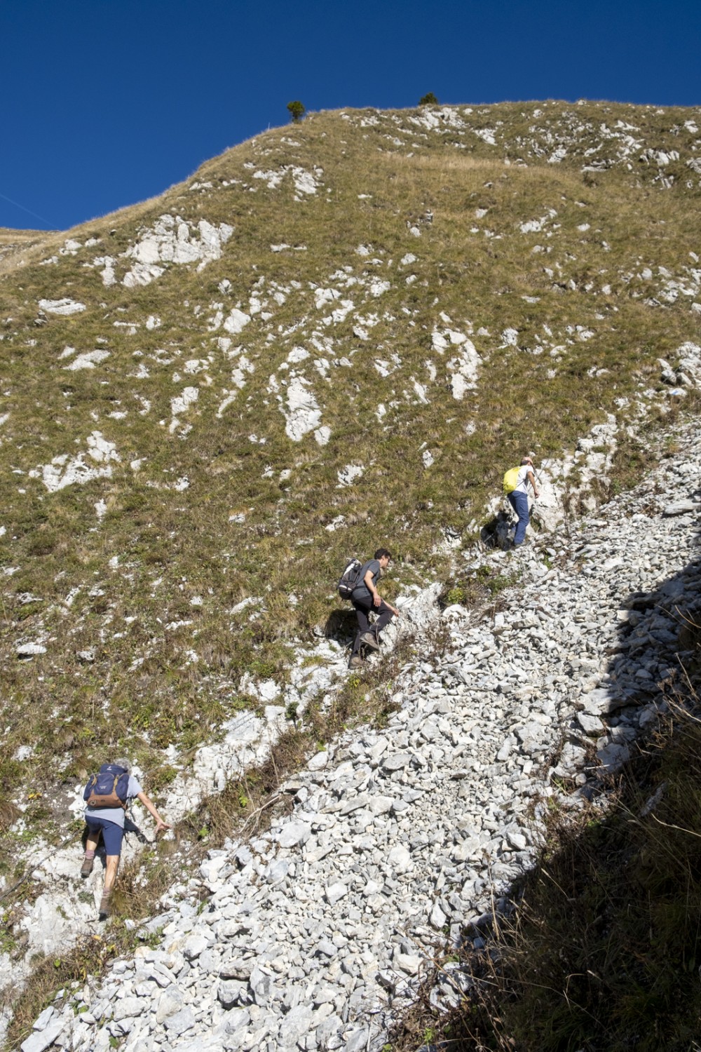 Im Aufstieg durch das Couloir hinauf zu einer Schafweide hilft eine Kette.