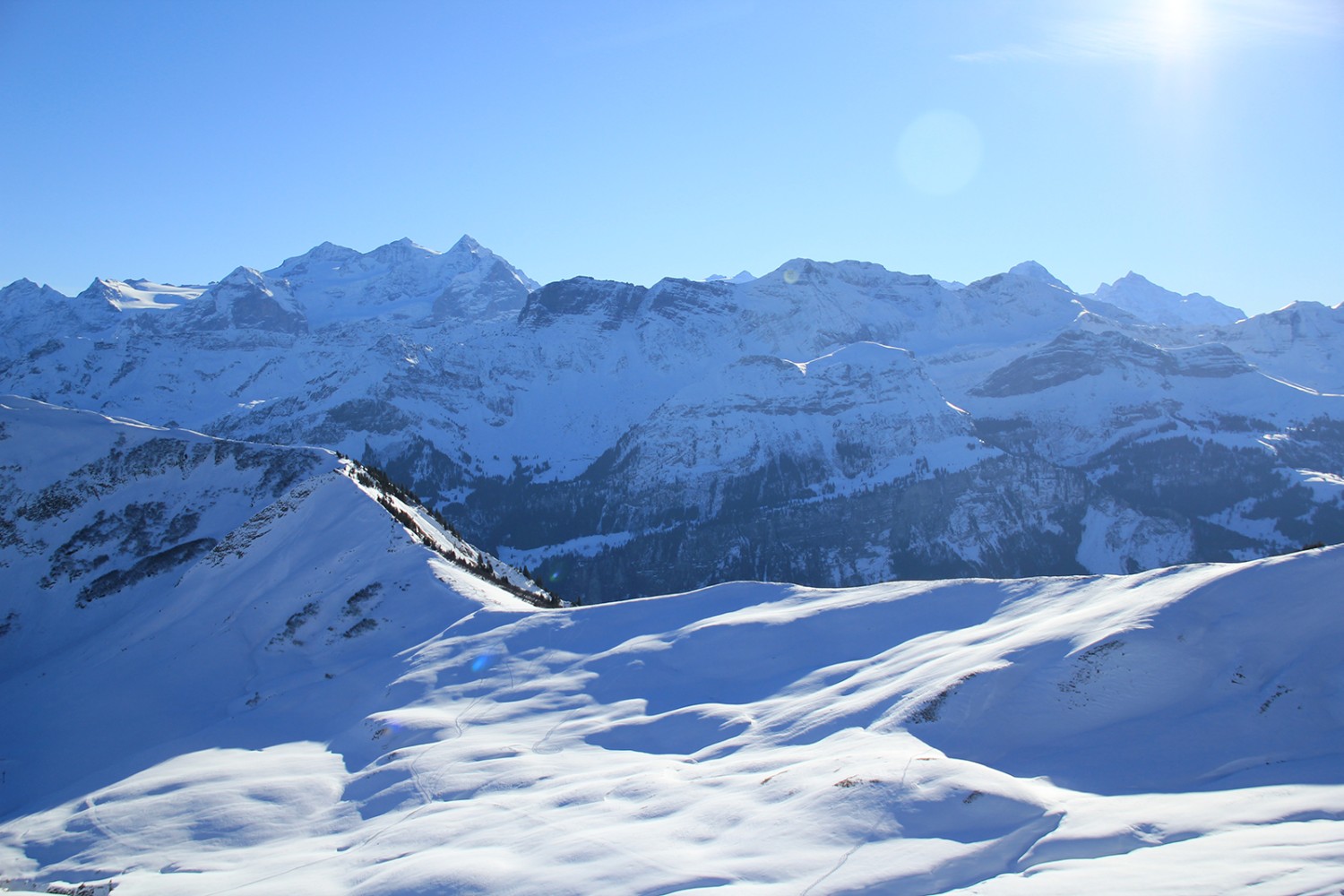 Auf dem Schönbüel blickt man in die hohen Berge des Berner Oberlands.