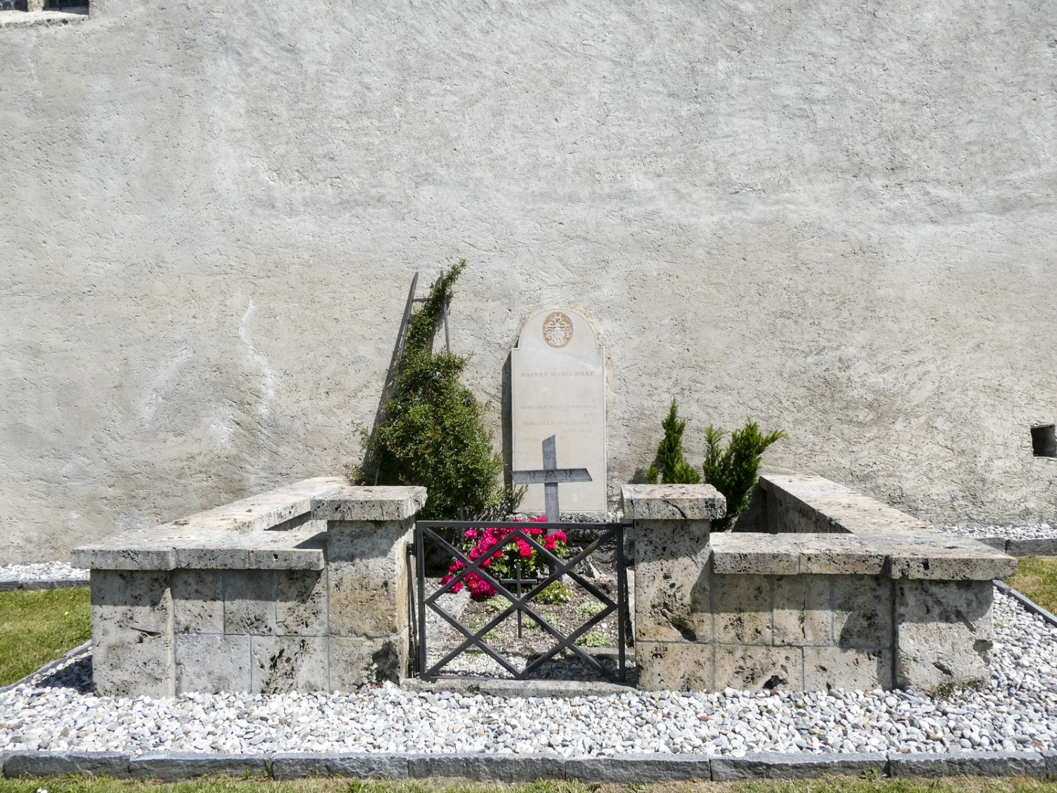 Hier ruht der Dichter Rainer Maria Rilke. Er selbst wohnte aber nie in Raron, wollte aber hier zur letzten Ruhe gebettet werden. Bild: Rémy Kappeler