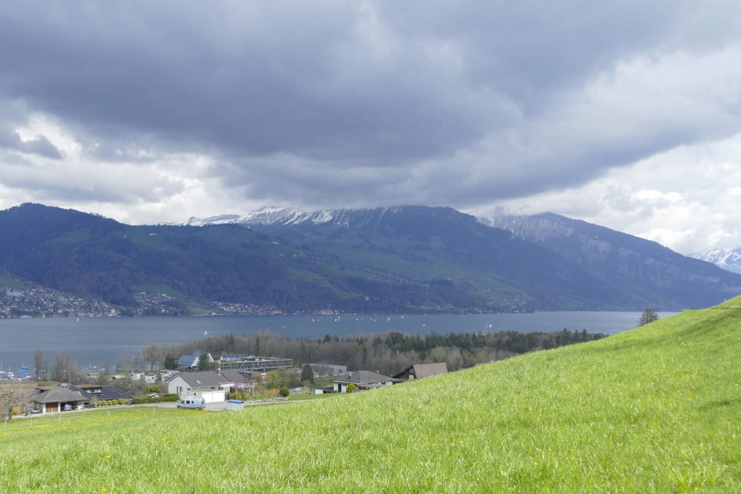 Poco prima della meta: veduta sul lago di Thun, sullo sfondo il Rothorn di Sigriswil avvolto dalle nuvole e il Niederhorn. Foto: Kim Bütikofer