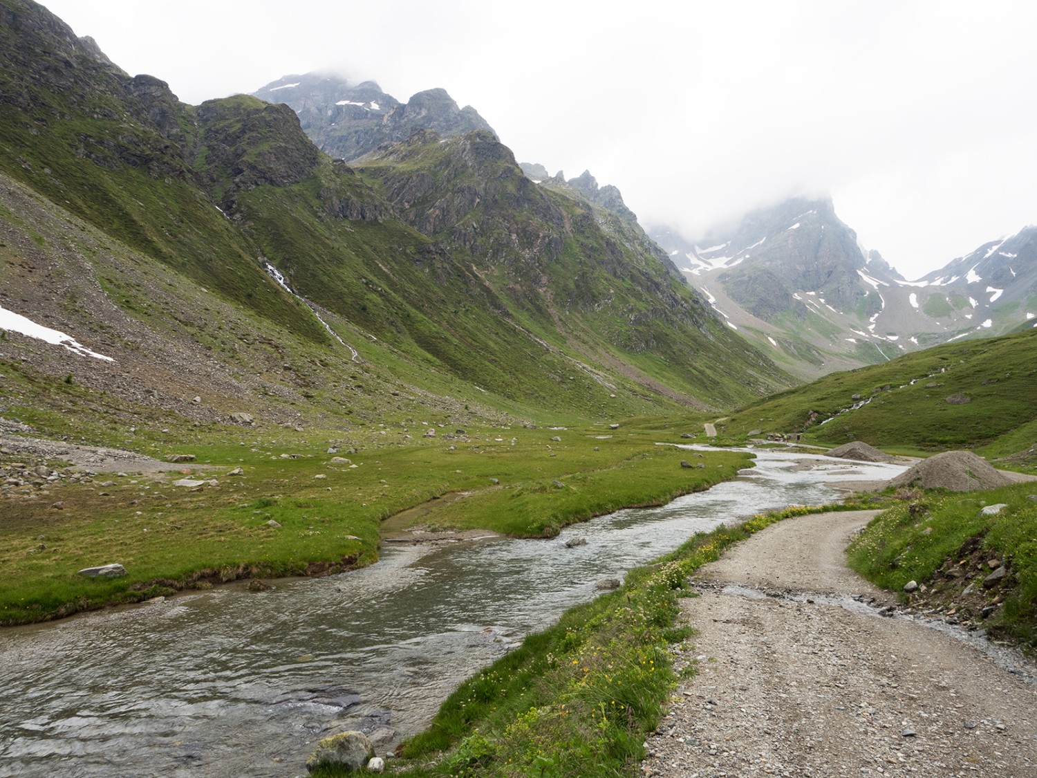 Der Einstieg ins Val Tuoi führt über die alpwirtschaftliche Strasse entlang der Clozza. Bilder: Barbara Graber