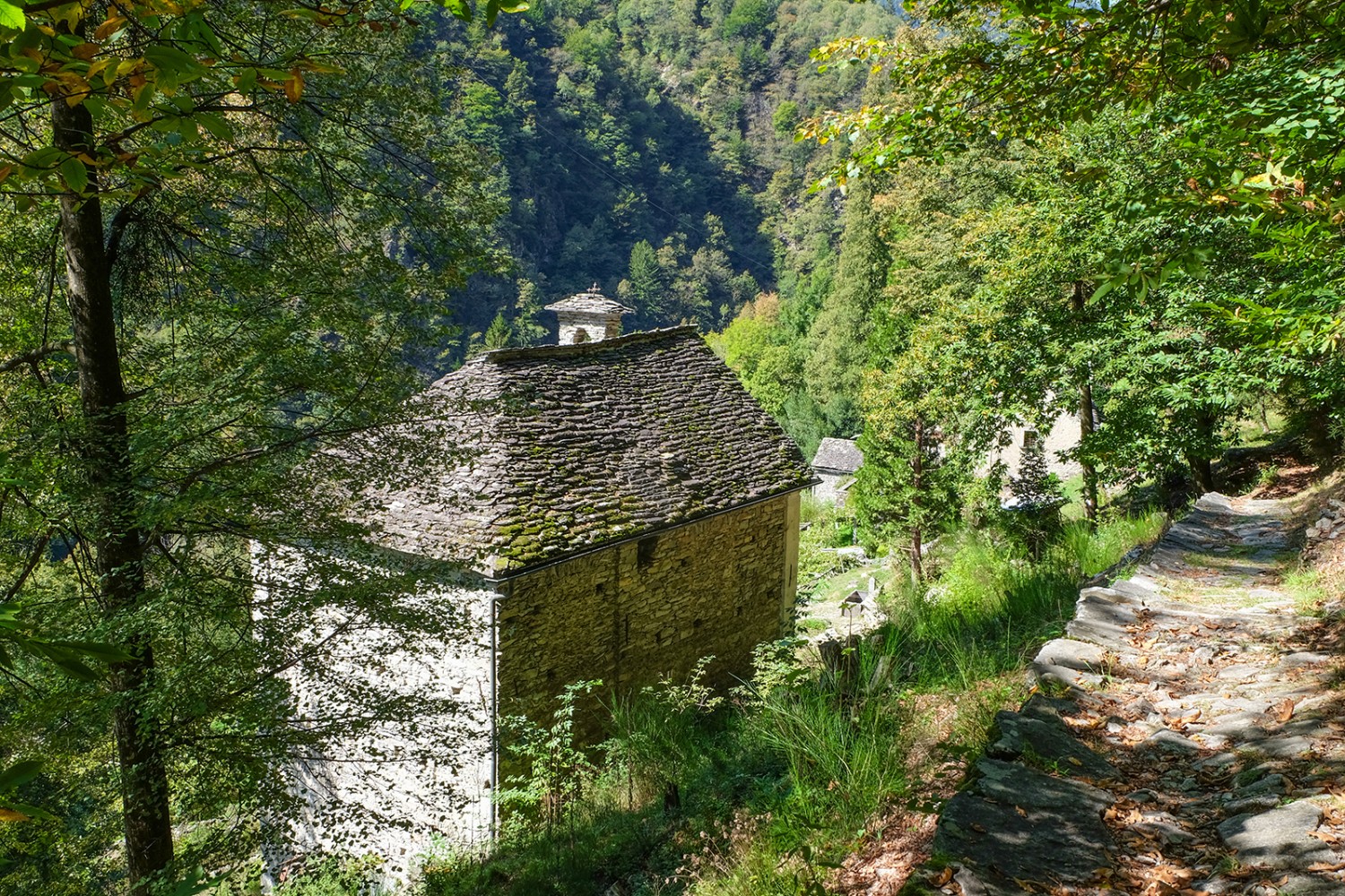 Kurz vor dem Isorno befindet sich der Weiler Niva mit seiner Kapelle. Bild: Elsbeth Flüeler