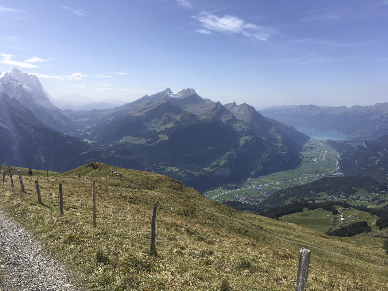 Schöne Aussichten von Planplatten: In der Ferne lockt das kühle Grün des Brienzersees. Bild: Jürg Steiner