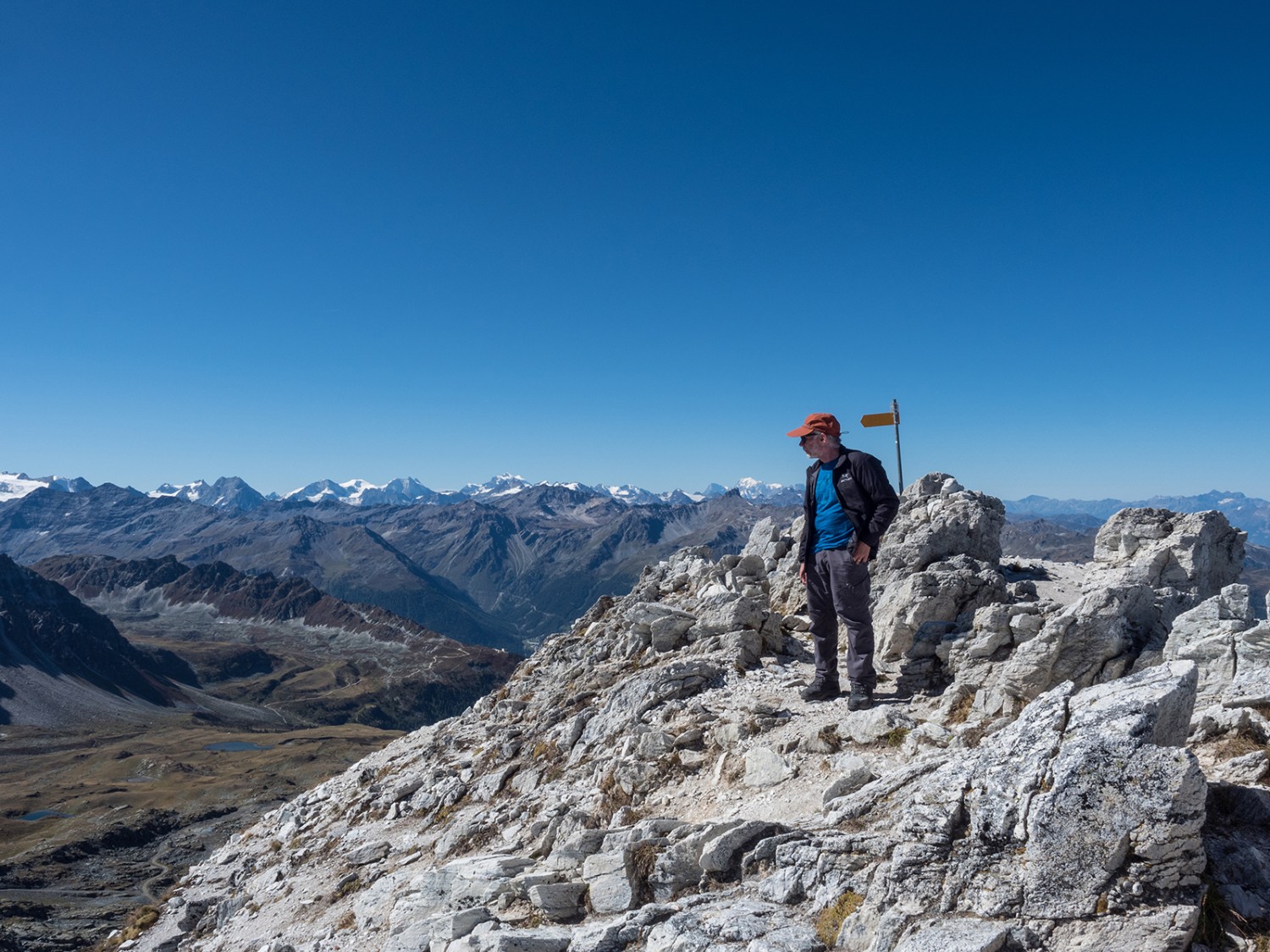 Steinig, aber gut für eine Pause: der Gipfel der Bella Tola. Bilder: Barbara Graber