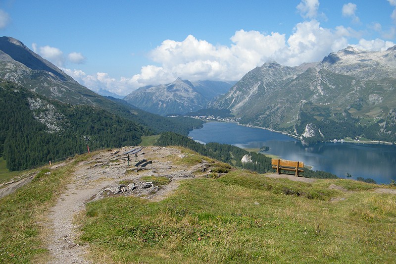 Blick auf den Silsersee mit Maloja.      Bild: Maria Zachariadis