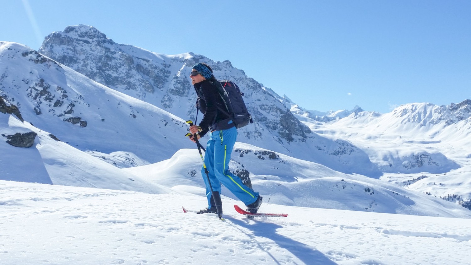 Durch tief verschneite Landschaften verläuft die Route weitab von Skipisten. Bild: Alexandra Blatter