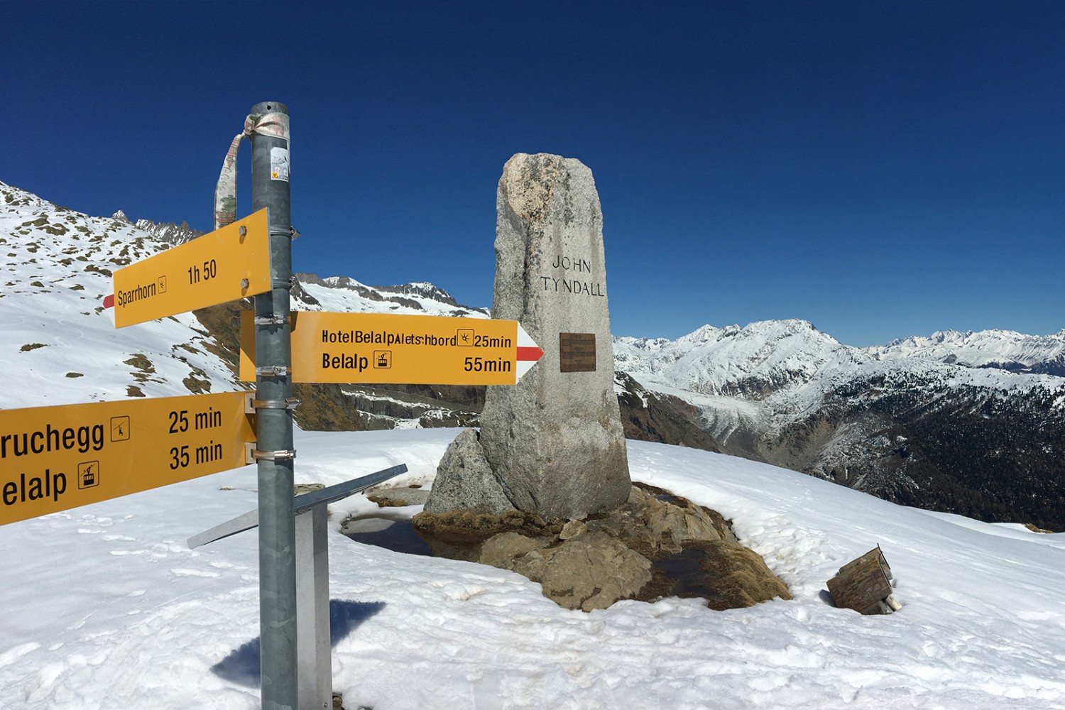 Denkmal mit Aussicht: Die Schneeschuhtour führt hoch hinauf zum Tyndall-Stein. Foto: Christine Strub 