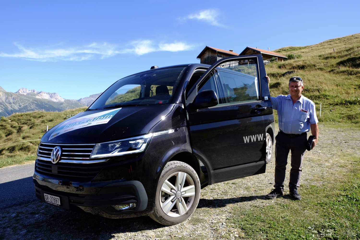 Herbert Michael au hameau de Dumagns, un arrêt du Bus alpin Beverin. Bild: Elsbeth Flüeler