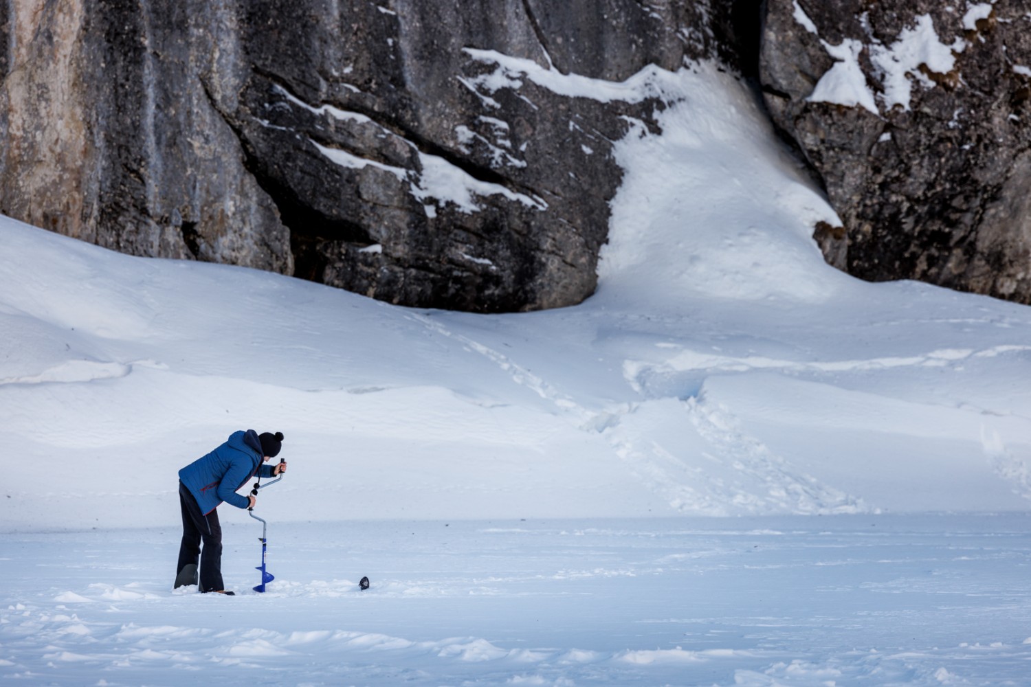 Zuerst wird ein Loch gebohrt. Bild: Severin Nowacki
