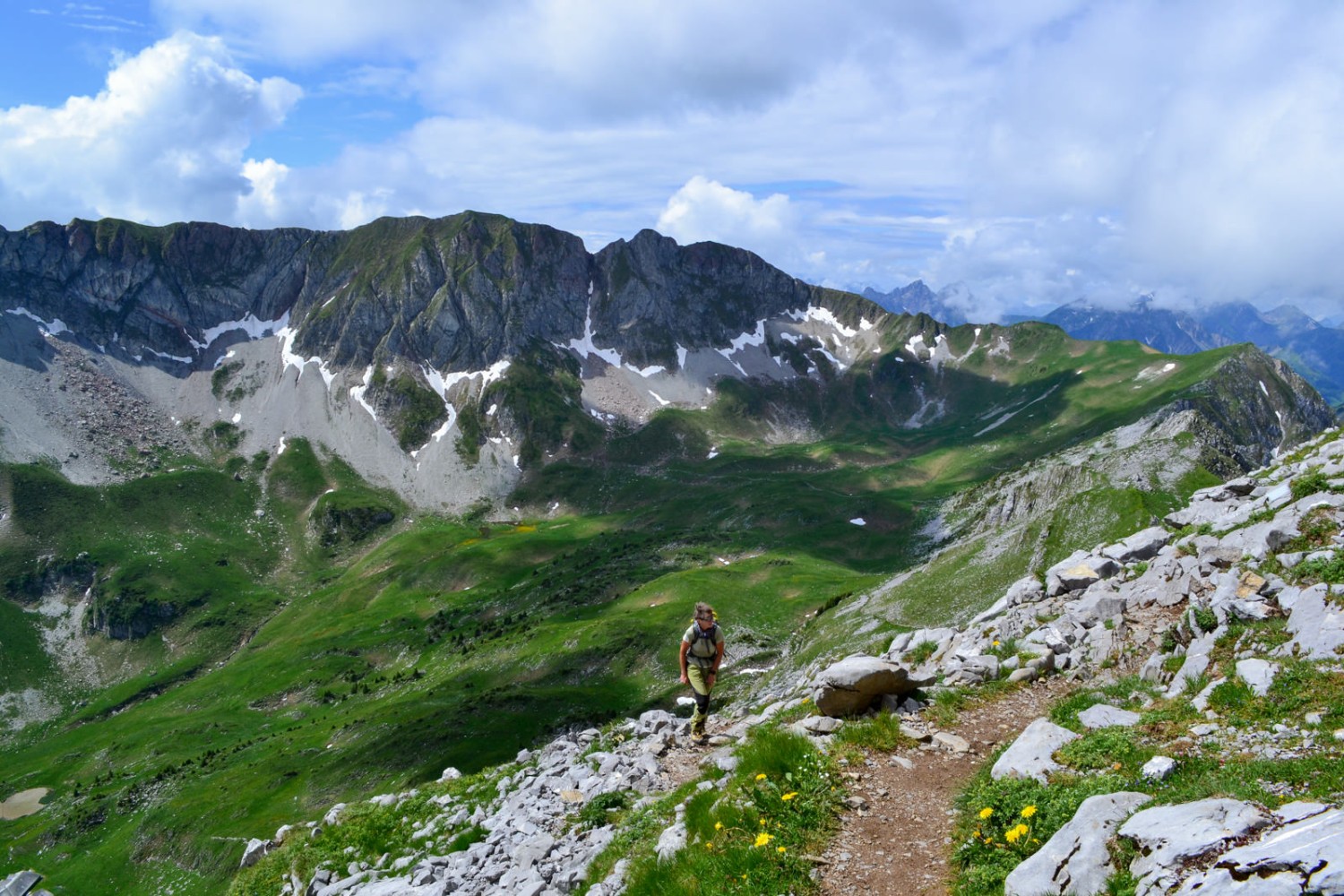 Auf den letzten Metern vor dem Gipfel der Kaiseregg. Im Hintergrund ist der Schafberg. Bild: Sabine Joss