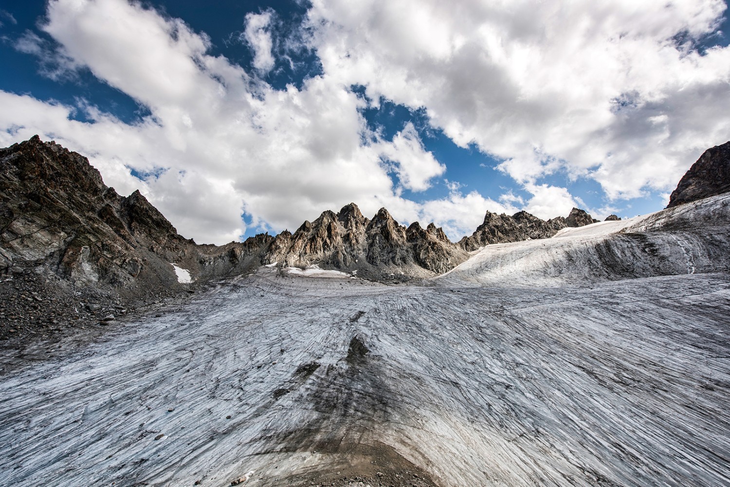 Unterhalb der Granitzacken breitet sich der Vadret da Porchabella aus und bahnt seinen Weg ins Tal. Bilder: Michael Meier