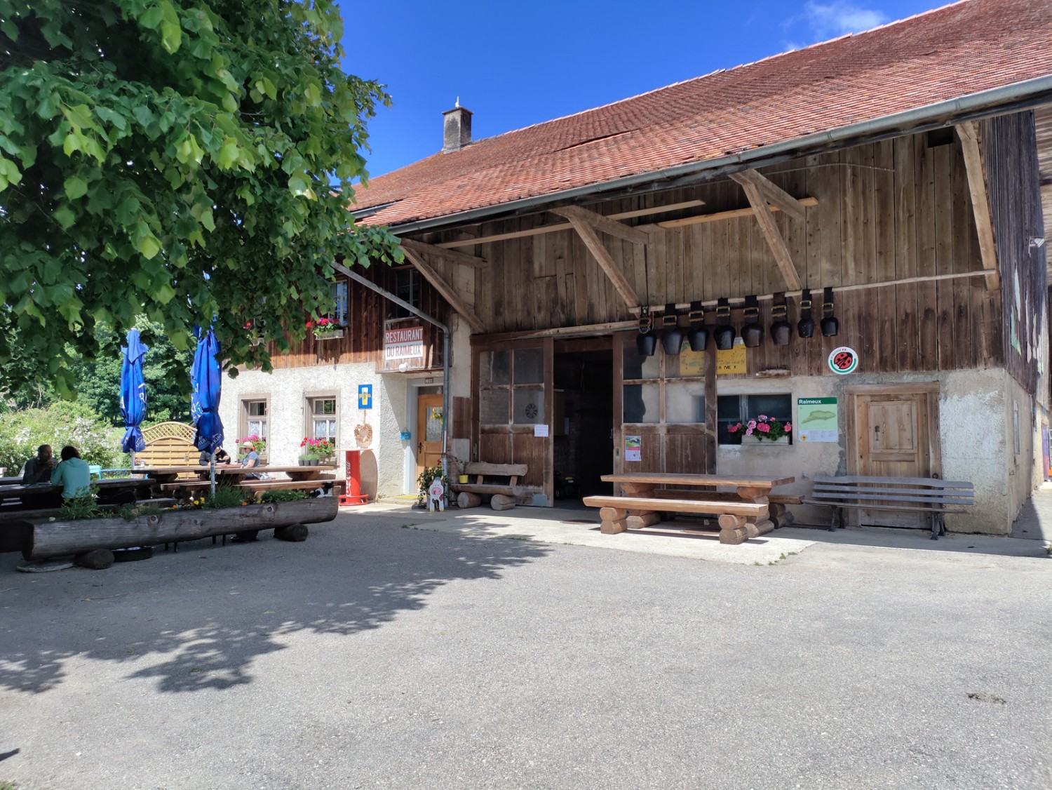 Das Restaurant du Raimeux lädt vor dem Abstieg zu einer Pause ein. Bild: Michael Dubach