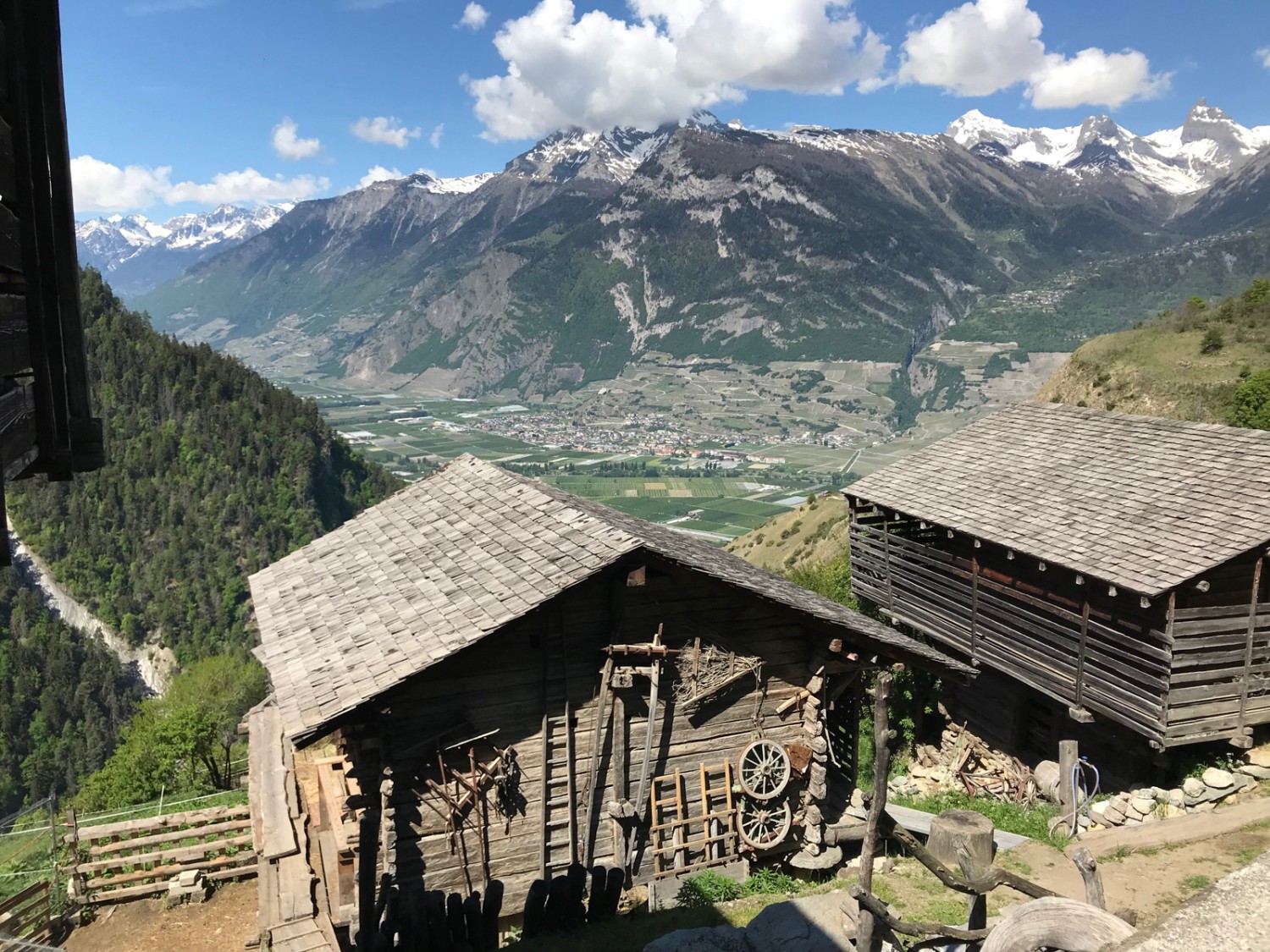 Uno dei numerosi edifici in legno tradizionali («raccard») tipici del villaggio di Isérables. Foto: Ulrike Marx