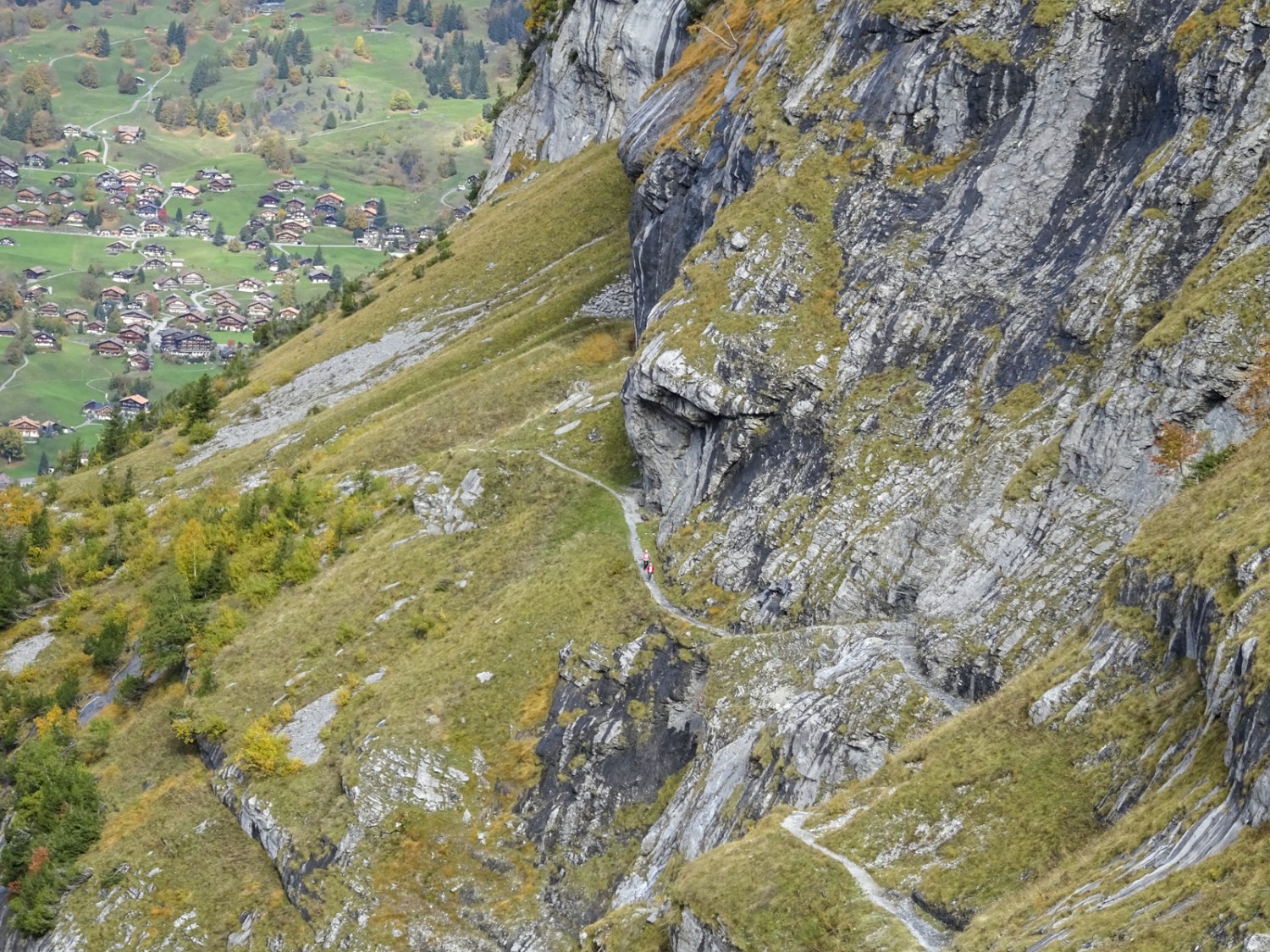 Der Wanderweg windet sich den Felsen entlang zum Berghaus Bäregg. Bild: Sabine Joss