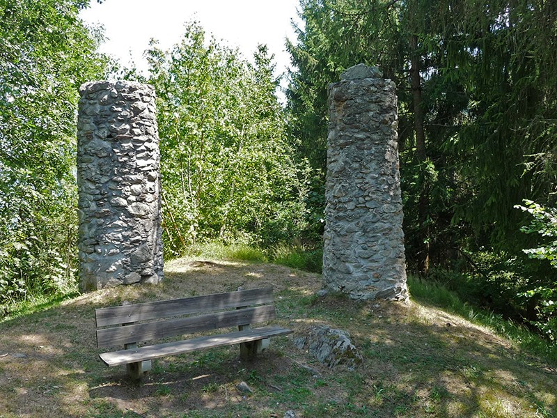 Rastplatz mit Geschichte: die 1998 restaurierten Galgensäulen in der Nähe der Burg Jörgenberg. Bild: Hans Schüpbach