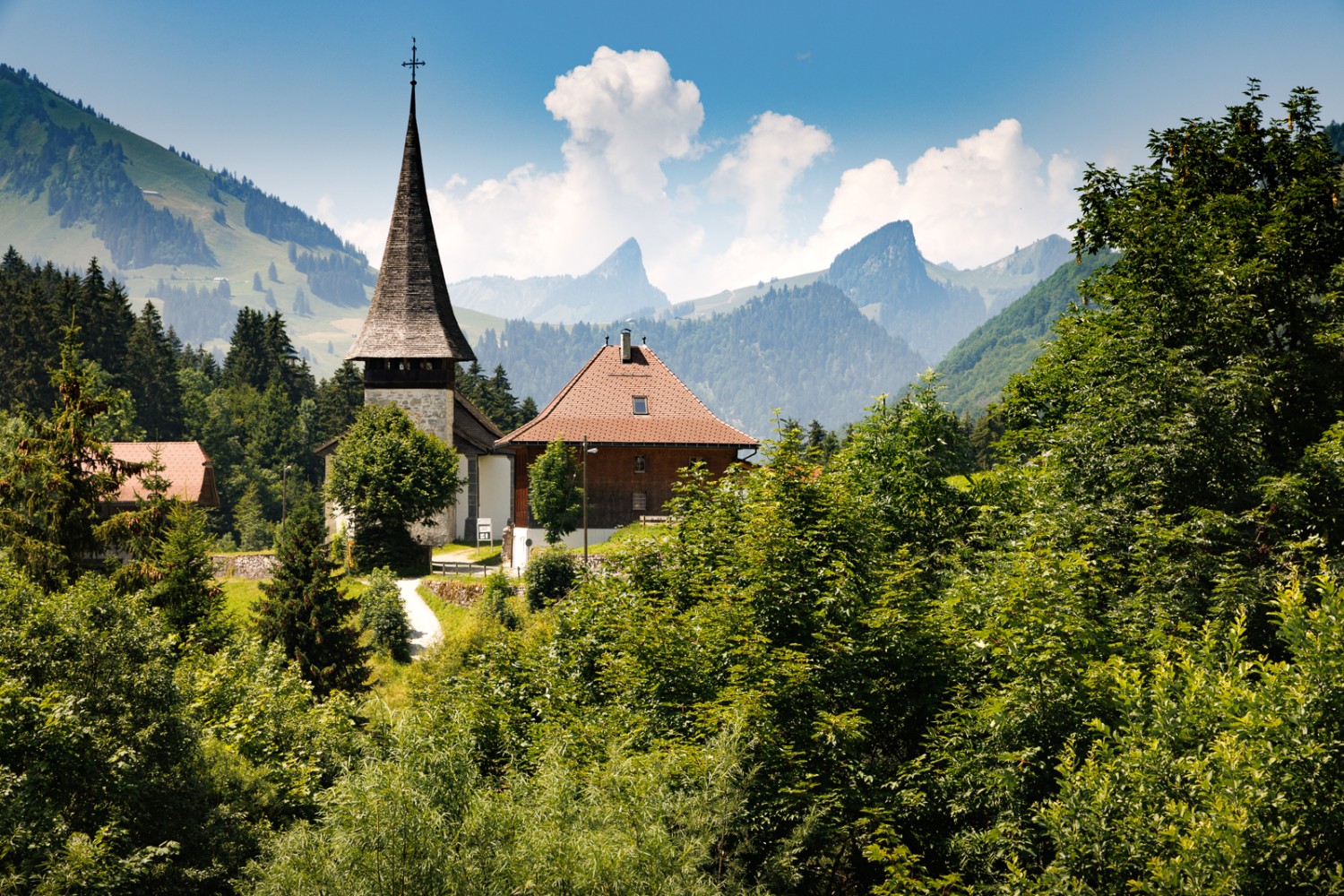 Die Wanderung beginnt in Jaun, der einzigen deutschsprachigen Gemeinde im Greyerz. Bild: Severin Nowacki