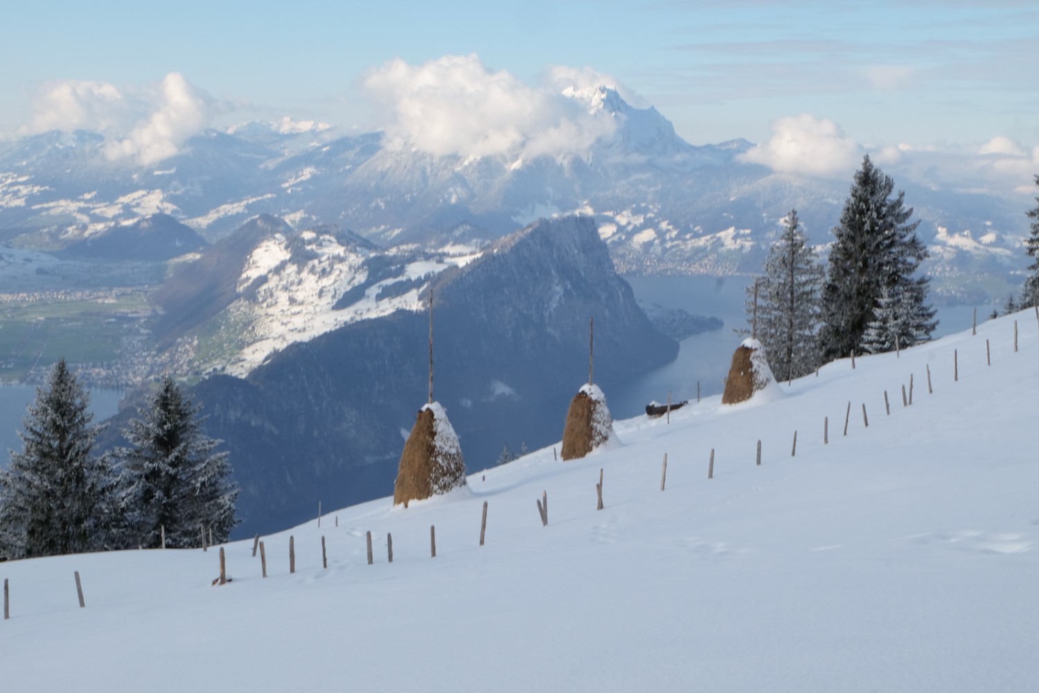Die Schneeschuhwanderung führt über verschneite Alpen. 