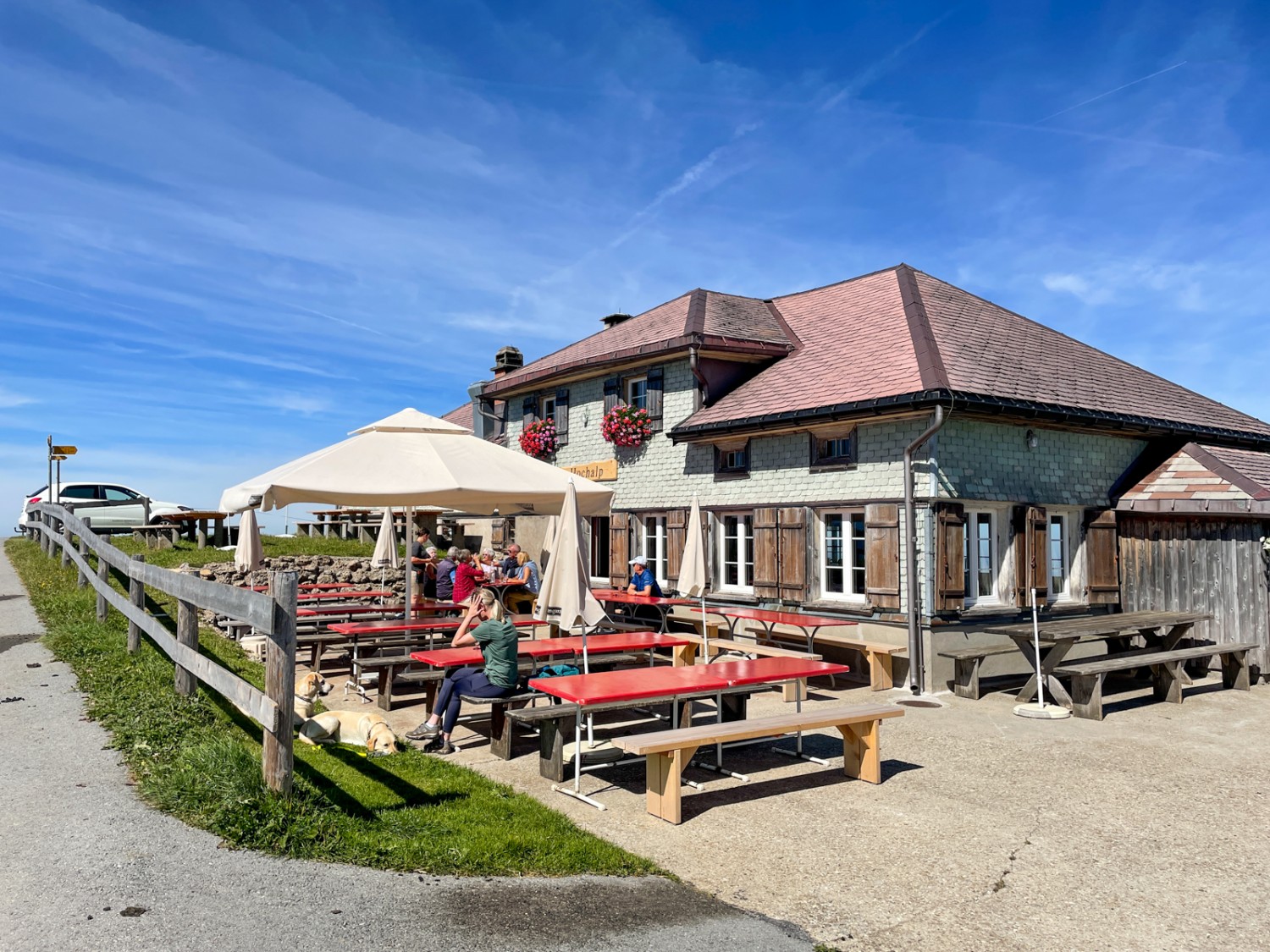 Terrasse ensoleillée et pause bien méritée à l’auberge de montagne Hochalp. Photo: Claudia Peter