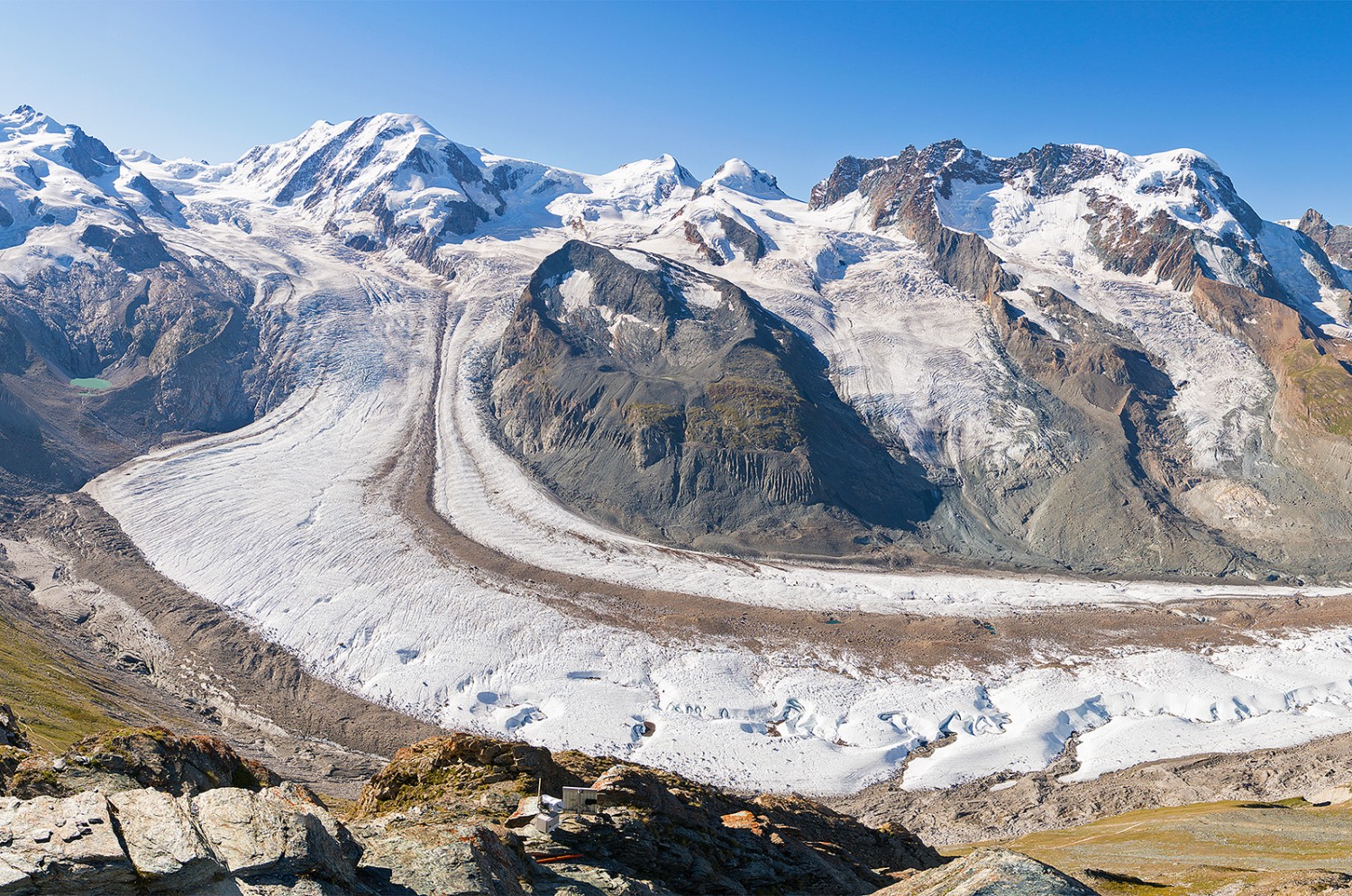 Überwältigend: Monte Rosa, Liskamm und Breithorn mit ihren Gletschern. Der mächtige Arm in der Mitte ist der Grenzgletscher, links der Gornergletscher. Bild: Andreas Wipf