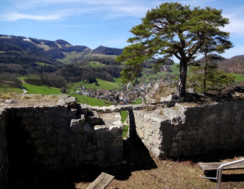 Blick von der Ruine Rifenstein auf Reigoldswil, das Ziel der Wanderung.