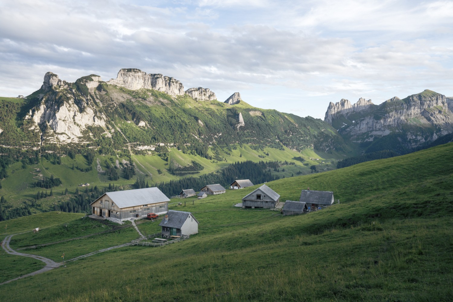 Die Alp Sigel mit dem Chrüzberg und Stauberenkanzel im Abendlicht. Bild: Jon Guler