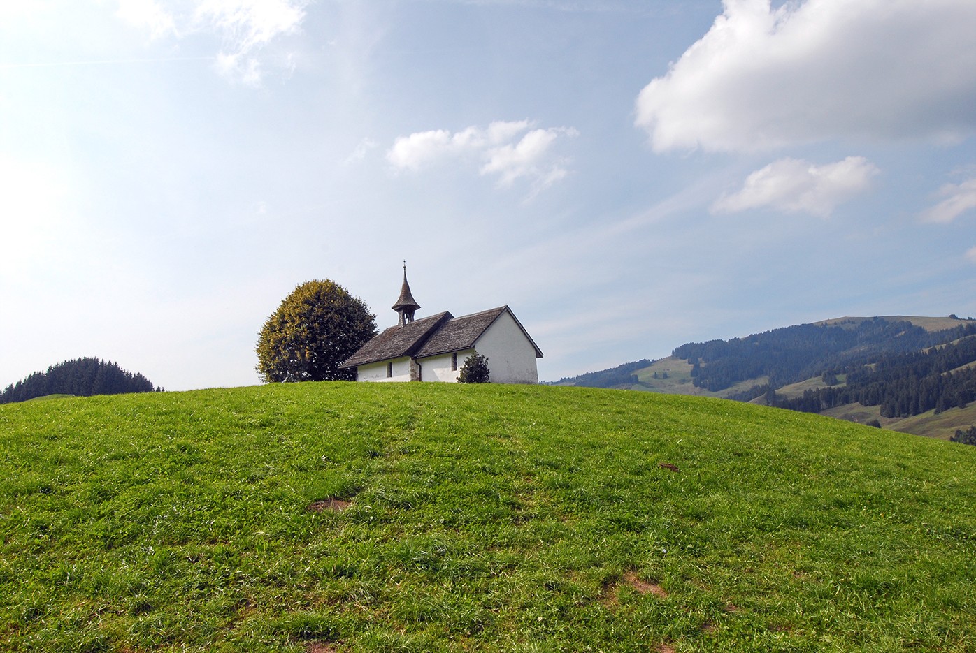 Die Guarinuskapelle auf der Pré de l’Essert ist im Besitz der Zisterziensermönche der Abtei Hauterive.