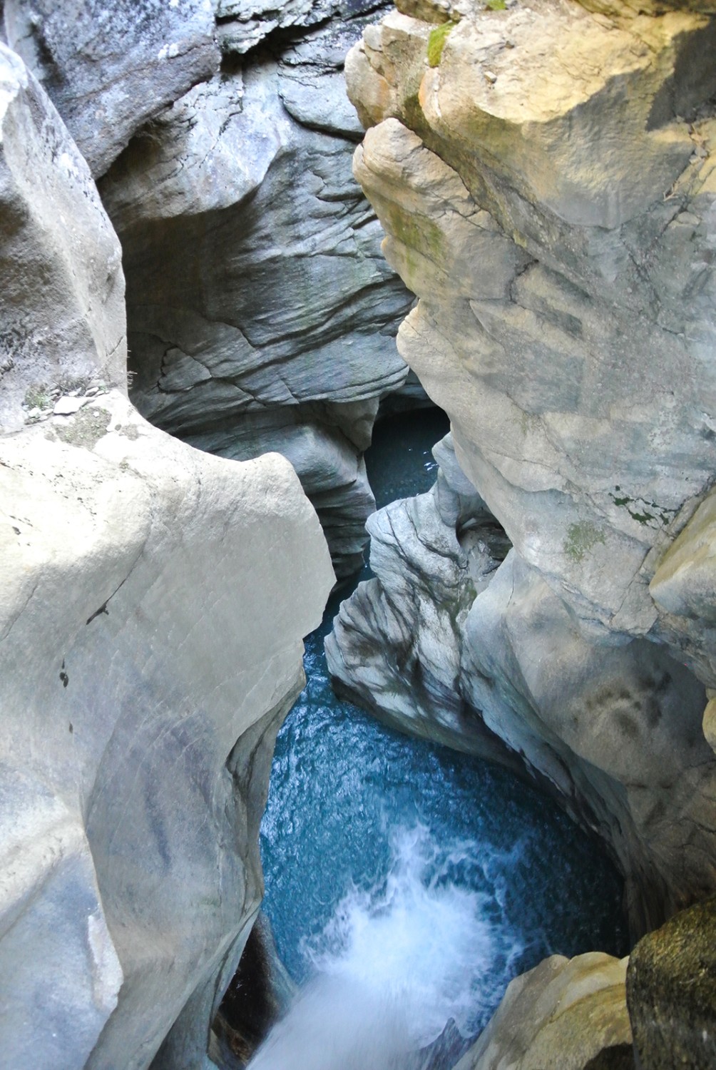 In der Schlucht bei Cavagliasco ist das Gesicht einer alten Frau zu sehen.