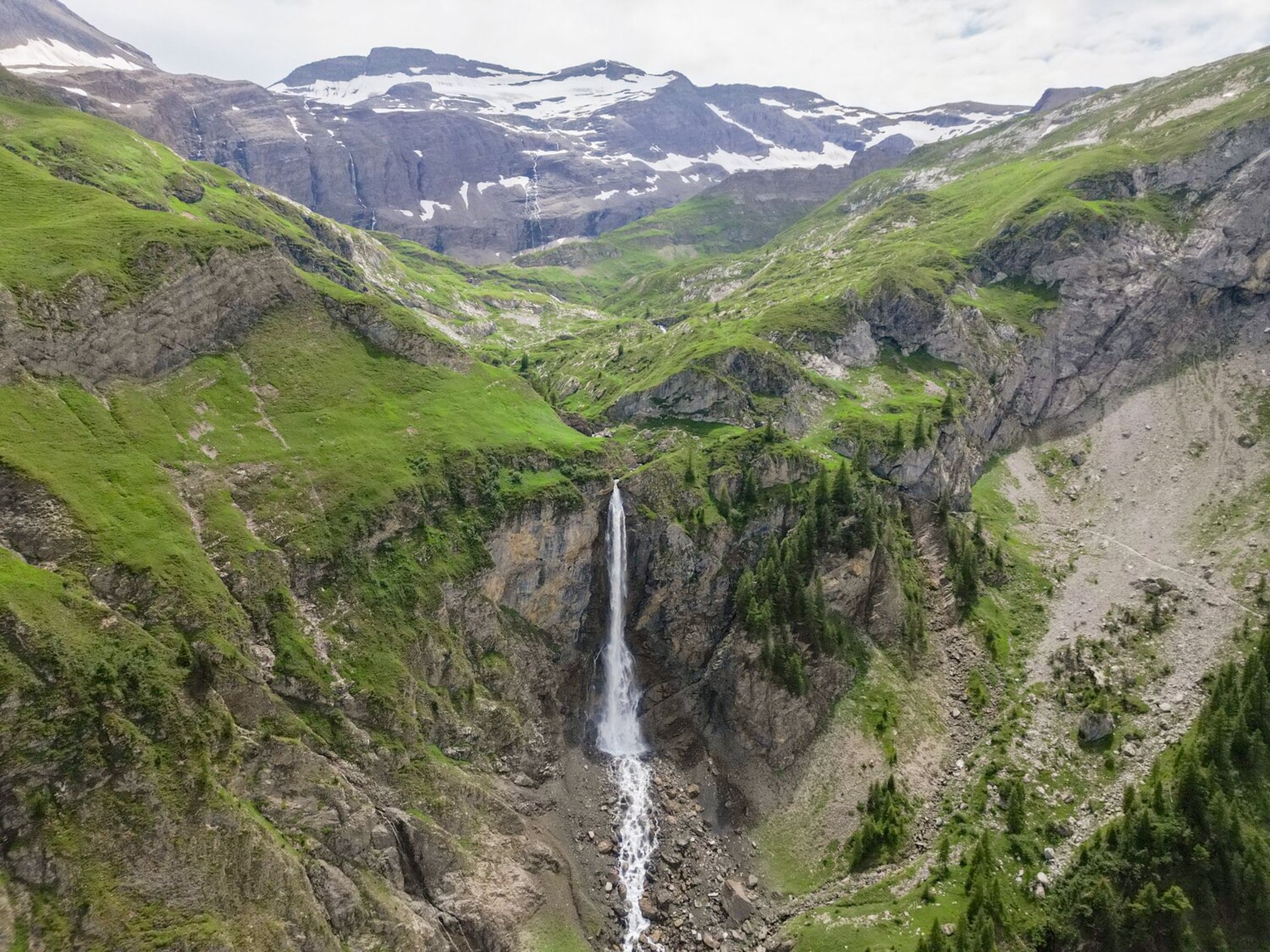 Der Gälteschutz fällt über 180 Meter in die Tiefe.