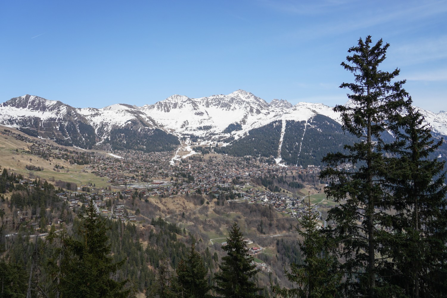 Verbier heute. Auf den ehemaligen Alpen stehen Chalets, meist Zweitresidenzen, so weit das Auge reicht. Bild: Reto Wissmann