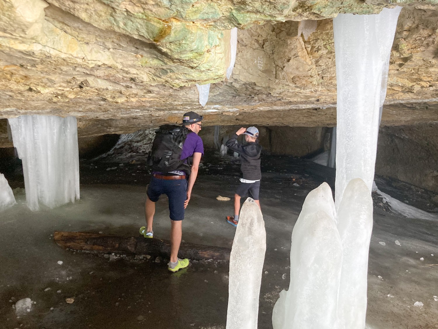 Grosse Eiszapfen hängen und stehen in der Höhle. Bild: Anna Kocher