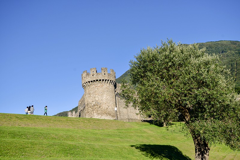 Castello di  Montebello: des murs monumentaux entourés de gazon. Photos: Balz Rigendinger