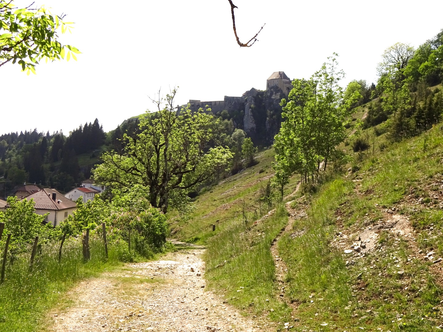 Über der Klus von Pontarlier thront auf einem Felsvorsprung das Château de Joux.