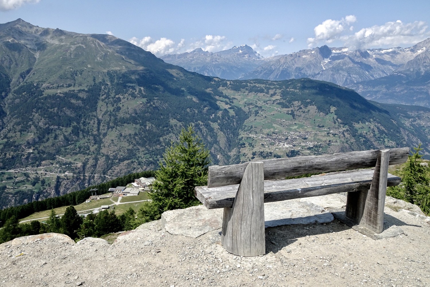 Mehrere Sitzbänke verlocken zu einer Pause. Bild: Pascal Bourquin