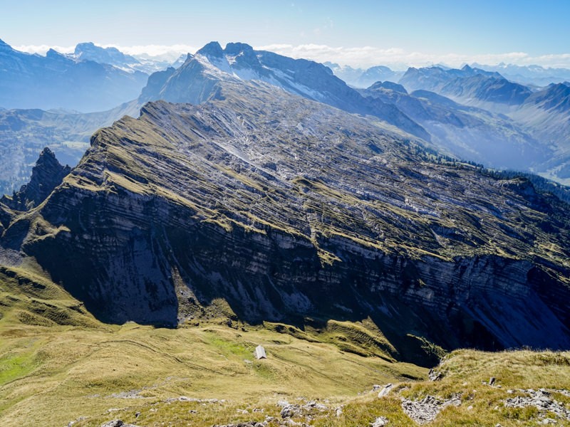 Luftiger Gipfel, scharfe Grate und weiter Himmel