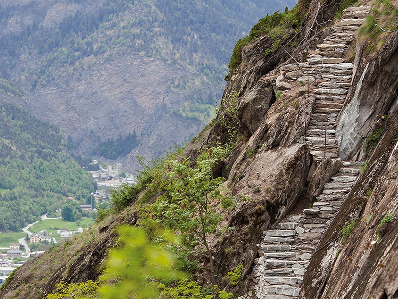 Eine spektakuläre Steintreppenpassage führt über rund 825 Stufen hinunter nach Naters 
Bilder: Matthias Pfammatter